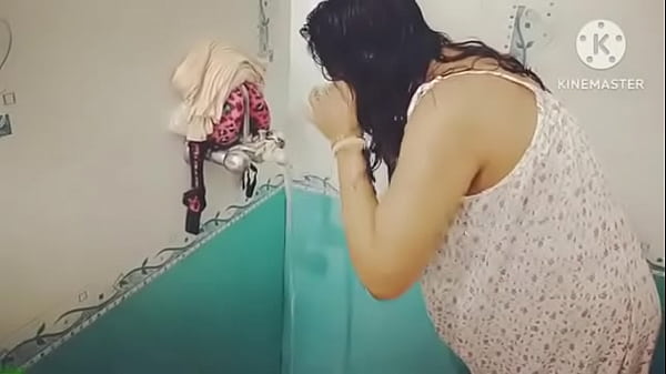 Desi Lagi Mandi Sambil Mainin Diri Sendiri, Basah Kuyup Siap Digeprek.