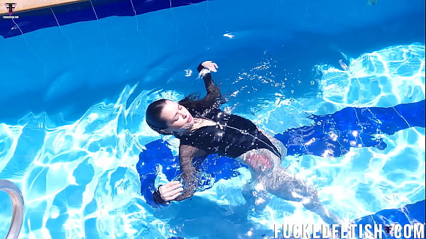 Jessica Bunny Menggoda Di Kolam Renang