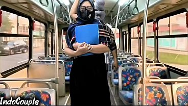 Istri Muslim Pulang Kampus Naik Bus Sendirian, Langsung Digaruk Orang Asing Di Atas Hijabnya