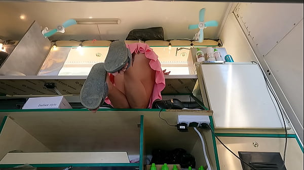 Pemandangan Menggoda Saat Dia Membungkuk Di Meja Dapur – Angle Tersembunyi Dari Bawah Rok