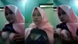 Jilbab Ketat, Toket Bongsor Nyengir Keluar.