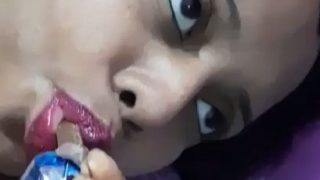 Tonton Video Ngentot Sambil Makan Coklat – Desi Randi Bugil