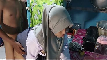 Ngentot Adik Ipar Sambil Gigit Bibir, Tangan Meremas Payudara Montoknya Yang Basah Keringetan.