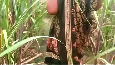Ibu Dan Anak Tiri Ngentot Di Luar Rumah Desa