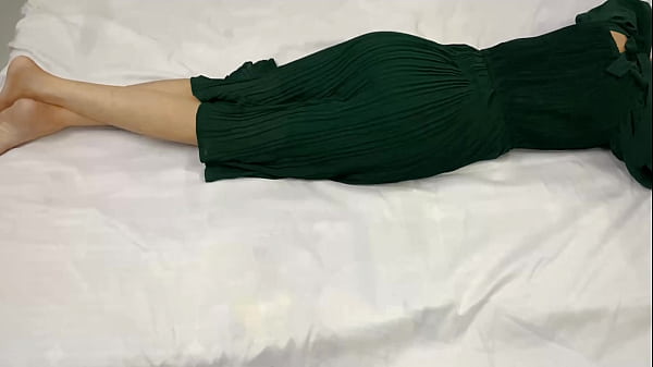 Kakak Tiri 18 Tahunku Sendirian Di Kamar, Aku Masuk Ke Kamarnya Dan Ngewe Vagina Dia Di Malam Hari.