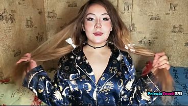 Gadis Gemuk Rusia Dengan Paha Besar Mainin Memek Sempitnya Pakai Dildo Di Dalam.