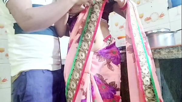 देसी भाभी बर्तन धो रही थी, तभी देवर ने आकर कहा, “भाभी, तेरी चूत चाहिए, देगी क्या?” हिंदी ऑडियो।