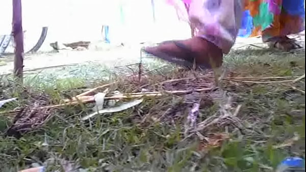 Desi Ngocok Kencing Basahin Lantai