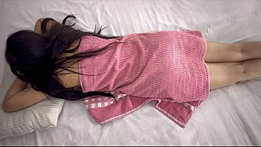 Nri Cewek Dibejek Bokongnya Sama Pelayan, Terus Ditusuk Memek Sampe Ngeces.