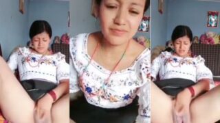 Gadis Seksi Dari Goa Jari-jarinya Di Dalam Memek Basah Kuyup.