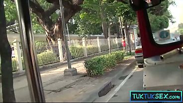 Ibu-ibu Thailand Dijemput Naik Tuk Tuk, Langsung Nungging Di Kontol Gede.