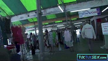 Lidahnya Ditindik, Ibu Thailand Mungil Digarap Dua Bule