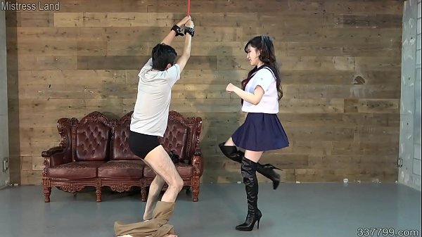 Cewek Jepang Pake Kostum Cosplay, Sambil Mainin Bola Si Doi Sampe Mampus.